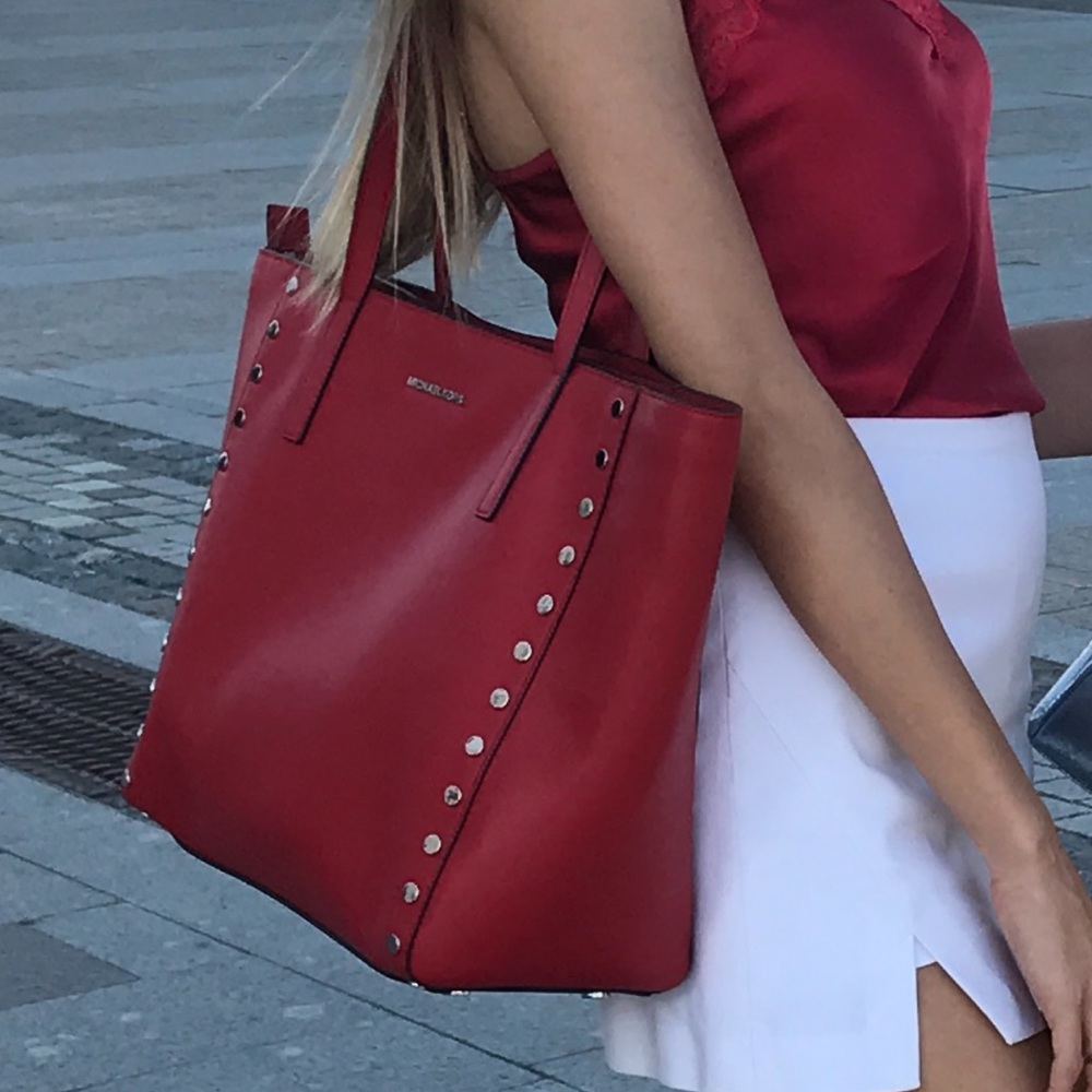 Michael Kors bag is looks new condition!